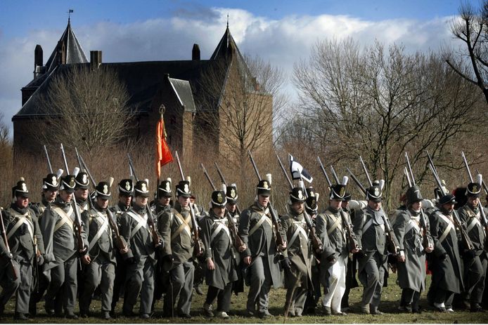 Bij Slot Loevestein kunnen bezoekers regelmatig de militaire geschiedenis van de regio herbeleven. Zo is hier een bataljon  Grenadiers te zien uit de Napoleontische tijd.