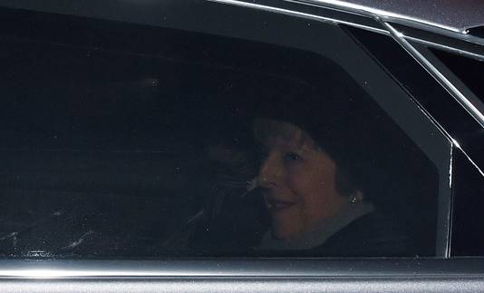 Theresa May bij haar vertrek uit het parlement.