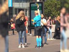 Scheidsrechter Kevin Blom handhaaft de anderhalvemeterregels in Haagse winkelstraat