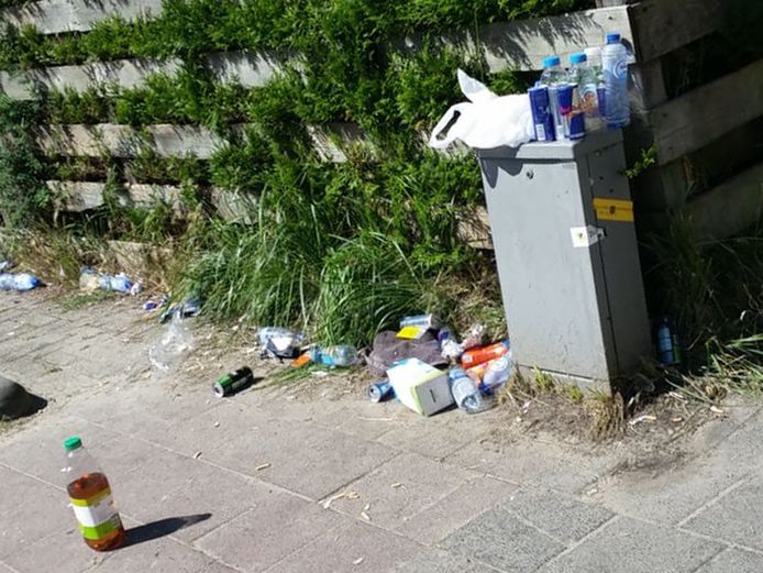 Het Watergangpolderplein in Goudse wijk Goverwelle ligt geregeld bezaaid met afval.