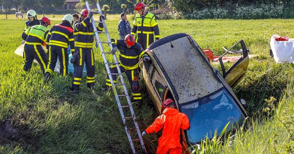 Auto belandt in sloot in Hooge Zwaluwe