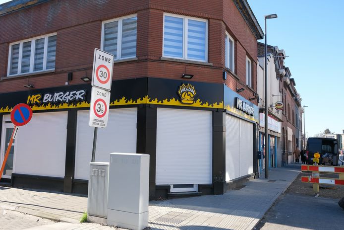 De rolluiken bij Mr. Burger blijven naar beneden.