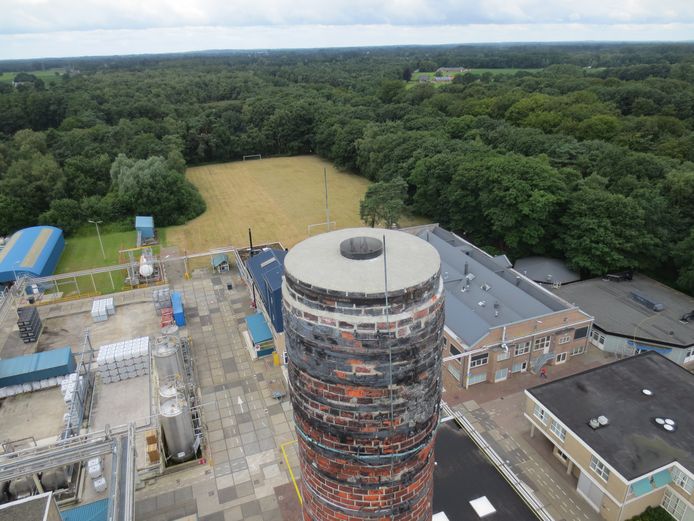 De schoorsteen op het terrein van Elementis Specialties waarvan de bovenste ring naar beneden viel.