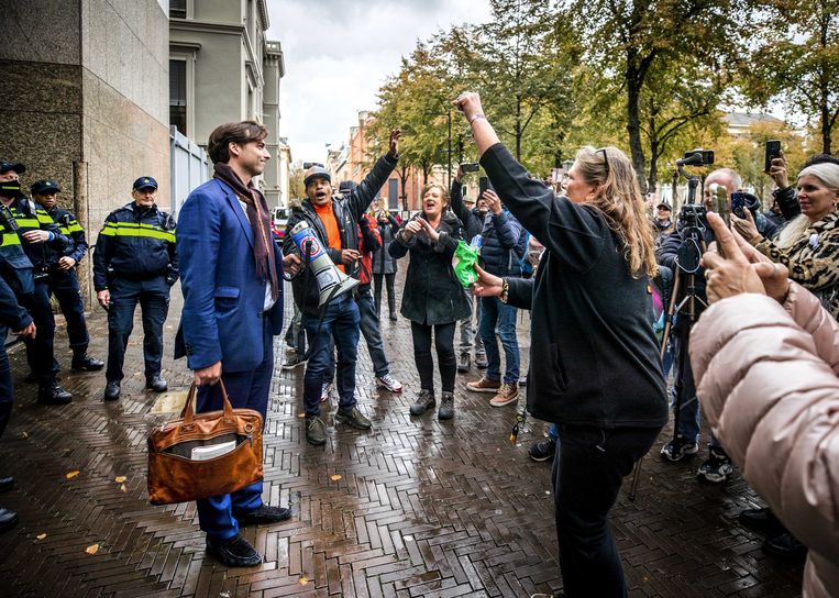 FvD-leider Thierry Baudet spreekt woensdag op het Plein in Den Haag betogers toe die zich keren tegen de coronamaatregelen.  Beeld EPA
