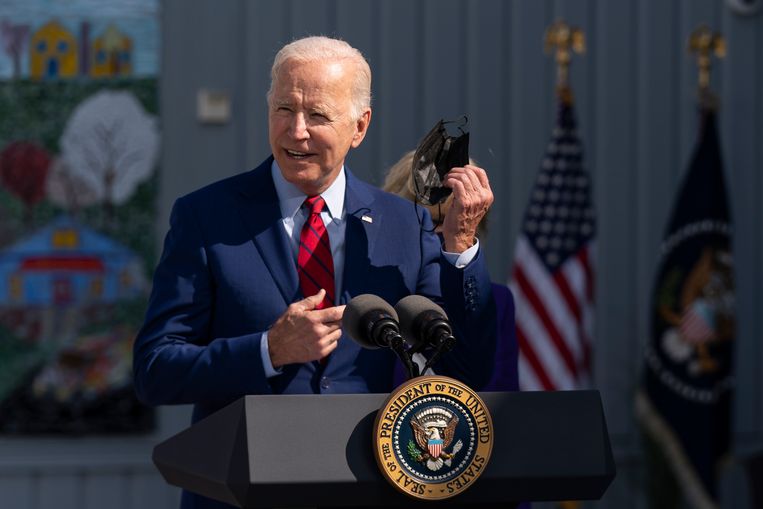 President Joe Biden doet zijn mondkapje af voor zijn speech op een middelbare school op vrijdag, waarin hij onder meer pleitte voor meer voorlichting rond vaccinaties op scholen.  Beeld AP