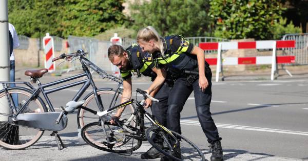 Wielrenfiets breekt in tweeën na botsing in Apeldoorn: slachtoffer naar ziekenhuis.