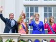 Koning Willem-Alexander en koningin Máxima met prinses Amalia en prinses Alexia tijdens Prinsjesdag op het balkon van Paleis Noordeinde.