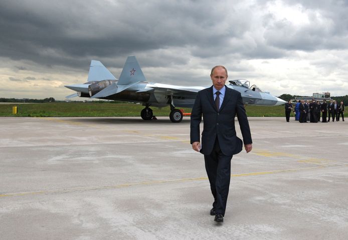 Archiefbeeld: Poetin is zojuist meegeweest met een testvlucht van de T50