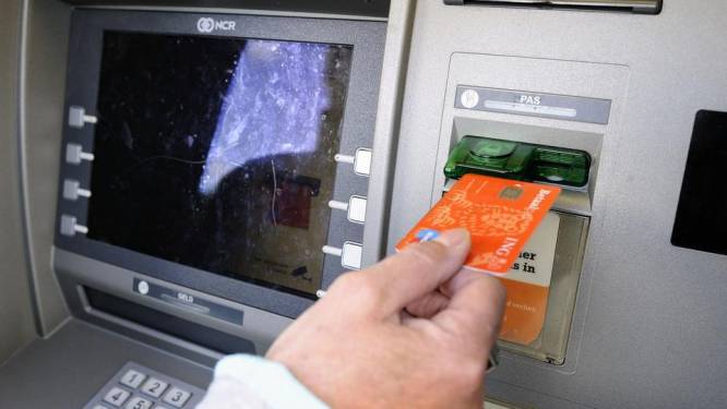 Nepbezorgers PostNL verwisselen bankpassen en ontfutselen pincodes: ook hoogbejaarde man (98) in Dokkum opgelicht