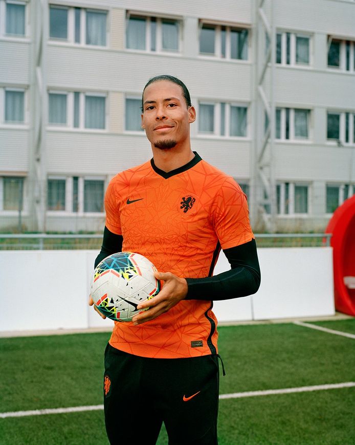 Lauw uit Of Van Dijk toont nieuw Oranje-shirt: 'Hou van de boodschap die het uitdraagt'  | Nederlands voetbal | AD.nl