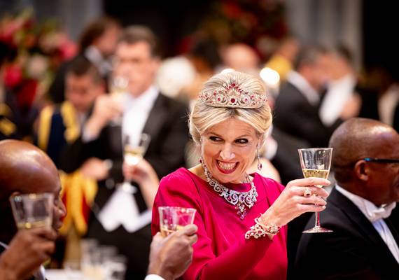 Aha, dus dít doet koningin Máxima als ze na een ongelukje met scherven zit