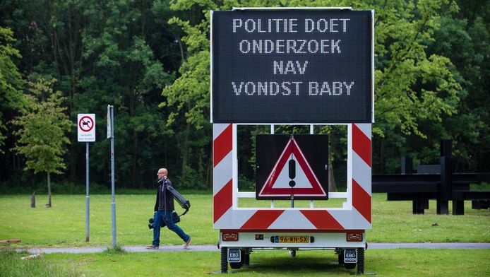 Een wandelaar vond het pasgeboren jongetje gewikkeld in een doek in een tas.