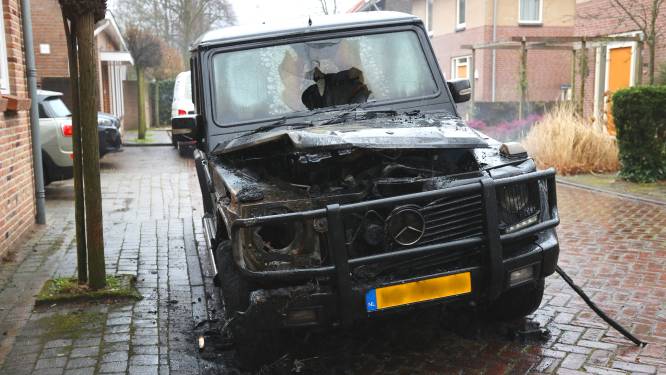 Auto vliegt in brand in Hintham