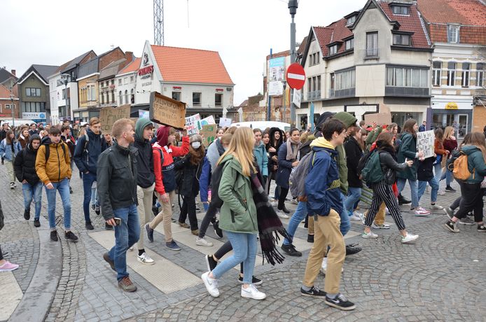 Tweehonderd leerlingen en sympathisanten liepen mee in de optocht voor het klimaat.