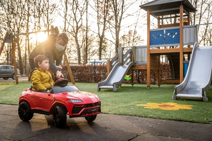 Dirk Perrij uit Hooge Mierde in zijn speciale knalrode Lamborghini. Naast hem zijn moeder Anne Swaanen.