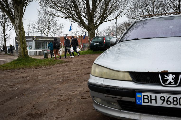 Met een in Odessa geregistreerde personenauto zijn vluchtelingen uit Oekraïne aangekomen in Ter Apel. Beeld VINCENT JANNINK