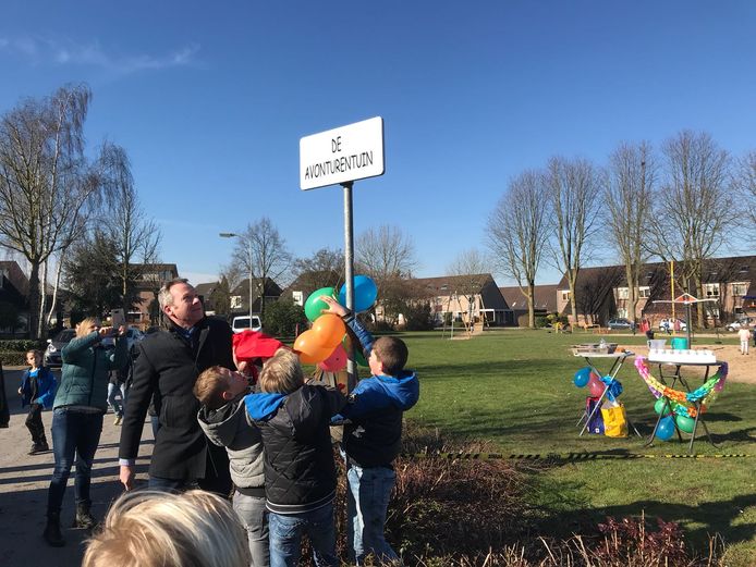 De jeugd in Duiven heeft een nieuwe speeltuin gekregen aan de Van der Goesstraat. Wethouder Johannes Goossen opende De Avonturentuin.