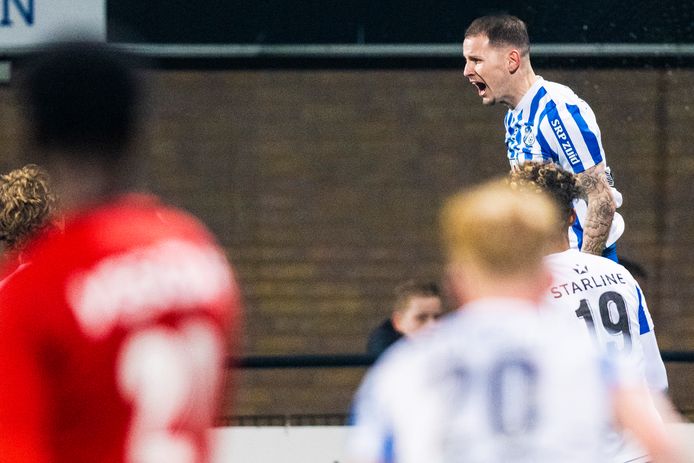 FC Eindhoven-aanvaller Joey Sleegers is door het dolle heen na zijn 2-1 op De Braak.
