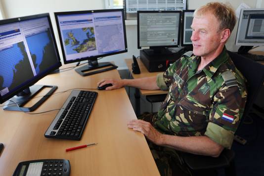 Defensie-metereoloog Albert Hoving heeft de beschikking over een systeem van Defensie en van het KNMI om goede weersverwachtingen te maken voor de piloten.