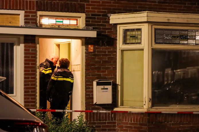 De politie doet onderzoek in de woning waar een gewond persoon werd aangetroffen.