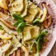 Italiaanse lekkernij: ravioli met gebakken venkel en geroosterd broodkruim