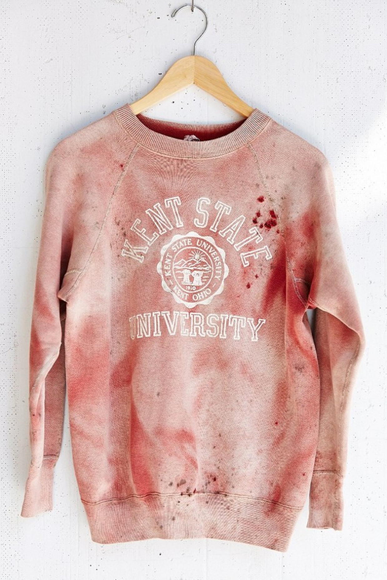 Het met bloed bespatte, controversiële shirt dat verwijst naar de bloederige 'Kent State Shootings' in 1970 Beeld Screenshot Urban Outfitters