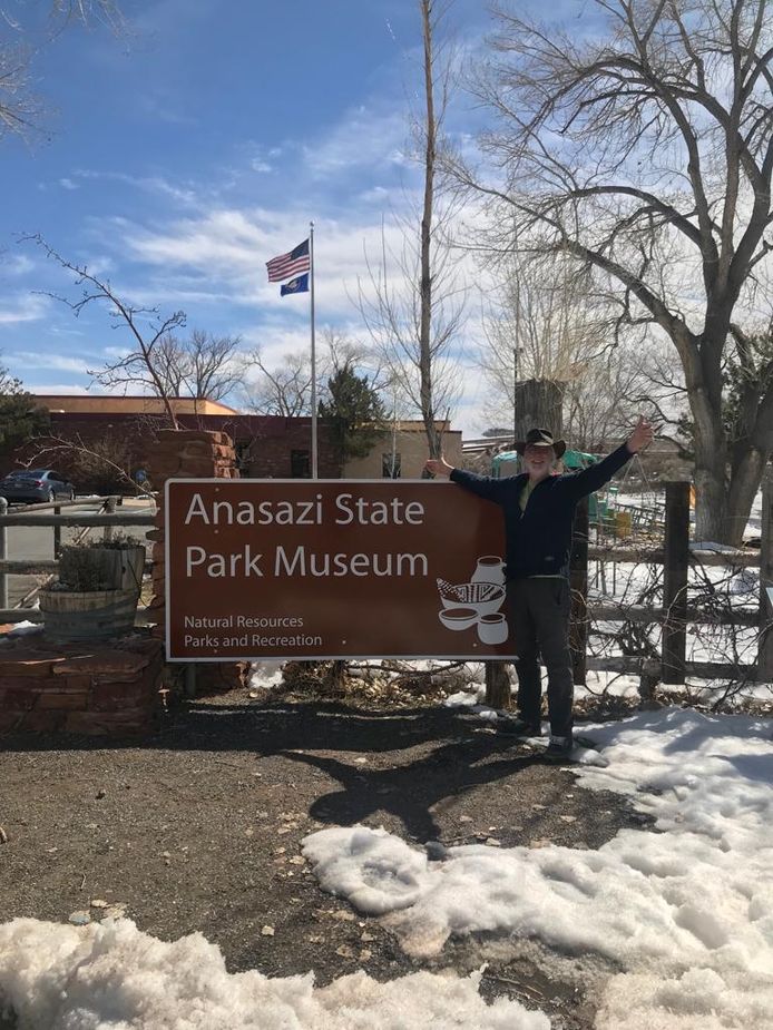 Casper Hoenderdos bij museum Anasazi State Park in Boulder, Utah. In zijn verhaal speelt de indianenstam Anasazi de hoofdrol.