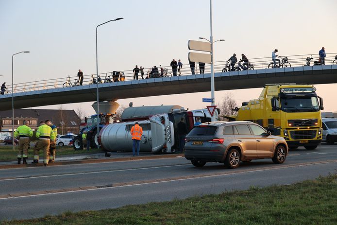 In Rosmalen kantelde een tankwagen vol mest.