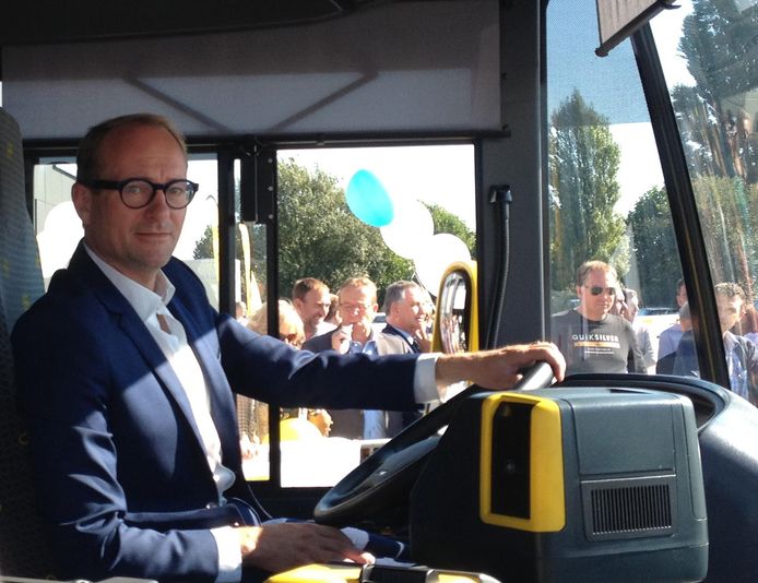 Minister Weyts aan het stuur van een bus van De Lijn.