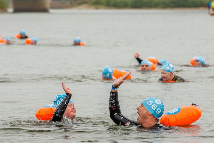 Swim to Fight Cancer in de Spiegelwaal in Nijmegen.