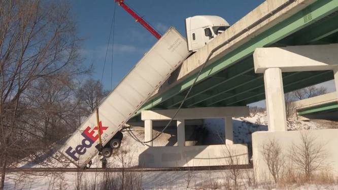 Un camion FedEx glisse sur un pont et se retrouve suspendu dans le vide
