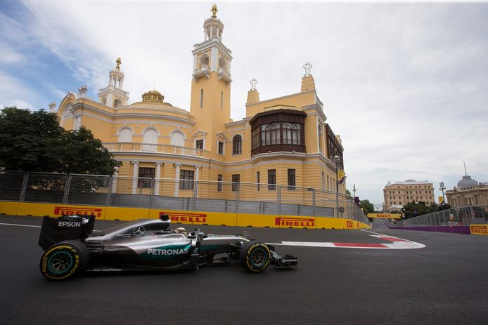 Lewis Hamilton in zijn Mercedes.