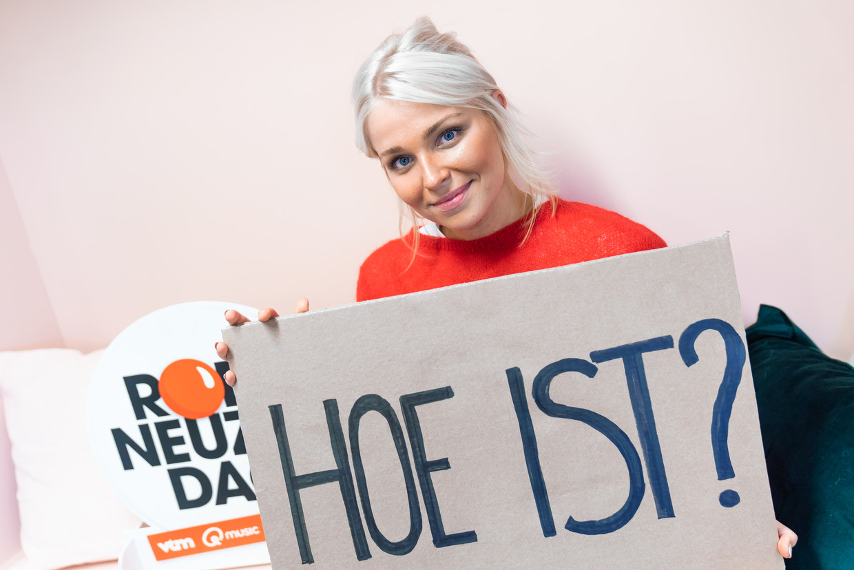 Julie Van den Steen presenteert deze week met Remco Evenepoel en Nicolas Caeyers 'Hoe is 't?'. Beeld VTM