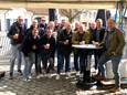 Jonathan Verhellen uit Ename (zesde van links) met zijn kompanen op Nokereberg.