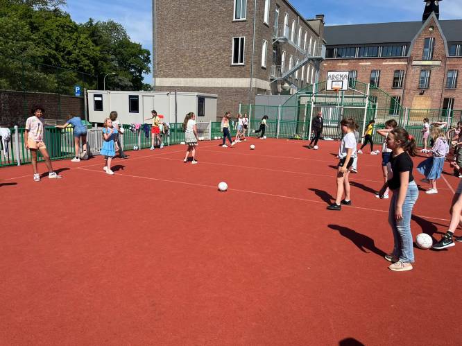 IN BEELD. Meisjes VBS Grotenberge krijgen voetbalinitiatie van gediplomeerde trainer