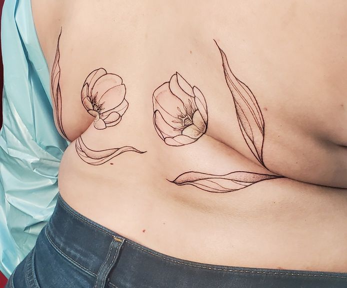 De ‘roll flower’-tatoeages.