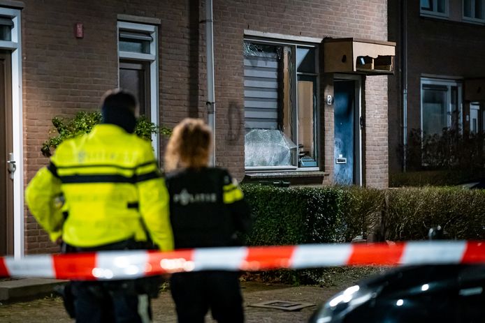 De politie doet onderzoek in de straat.