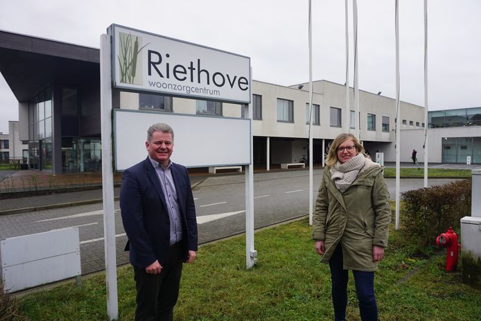 Burgemeester Anthony Dumarey en schepen Romina Vanhooren bij woonzorgcentrum Riethove in Oudenburg