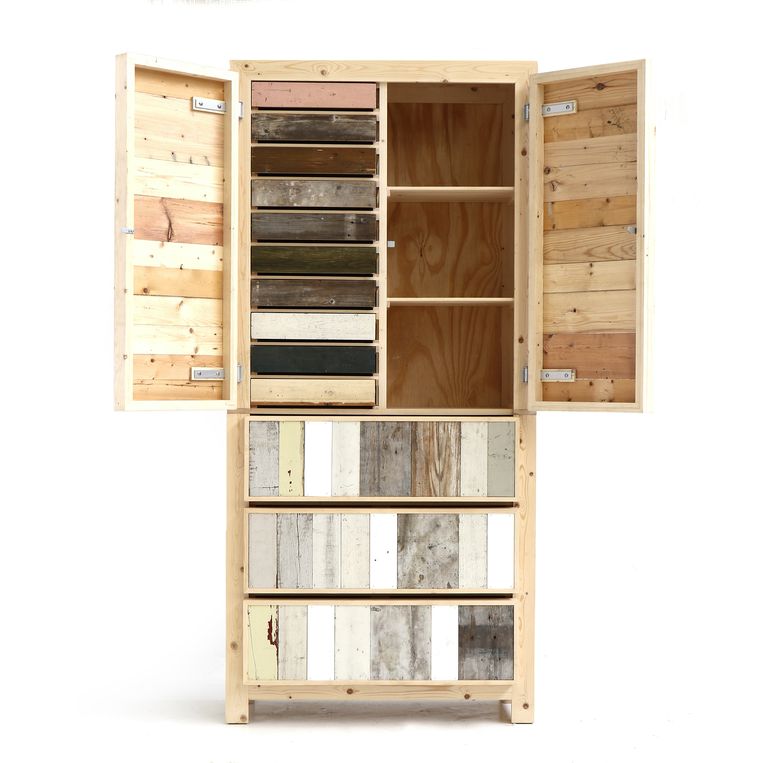 Sloophout Kast (1992) Piet Hein EekDe gewiekste ondernemer Piet Hein Eek wist dit iconische ontwerp wél uit te bouwen tot een designimperium met een eigen fabriek, showroom, restaurant en galerie. Beeld 