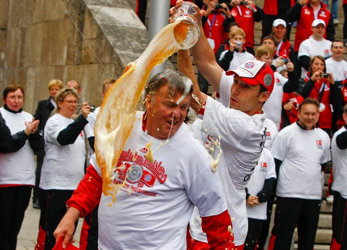 Mark van Bommel trakteert Louis van Gaal op een bierdouche na het kampioenschap in 2010.