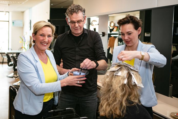 Carla, Gerrit en hun dochter Daphne Breukelman bestieren nu Kapsalon Breukelman in Gramsbergen. Het familiebedrijf bestaat alweer 75 jaar.