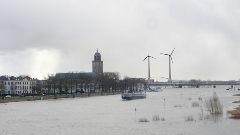 Op deze fotomontage uit 2013 steken twee windmolens in Deventer ver boven de IJsselbrug en de Lebuïneskerk de hemel in. Beeld de Stentor 