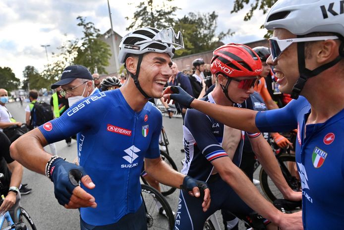 Filippo Baroncini (l) viert zijn wereldtitel op de weg bij de beloften.