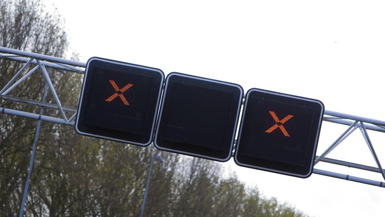Op de A4 rijdt het verkeer tussen Den Haag en Amsterdam in een lange file. Ook de andere kant op is het erg druk. Beeld ANP