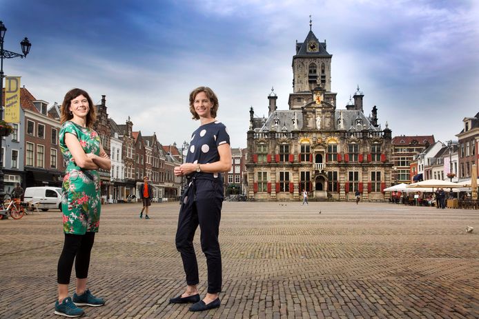 Lieke van Rossum en Joelle Gooijen op de Markt.
