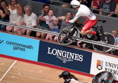 Ongeziene beelden tonen zware valpartij in Commonwealth Games: BORA-renner aan hoge snelheid in publiek gekatapulteerd, toeschouwers gewond
