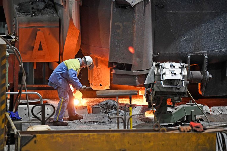 De fabriek van Tata Steel draait stug door, 24 uur per dag, 365 dagen per jaar.  Beeld Guus Dubbelman / de Volkskrant