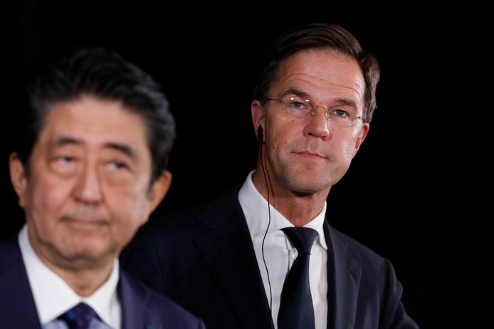 Minister-president Mark Rutte en minister-president Shinzo Abe van Japan tijdens een persconferentie op de Euromast in Rotterdam.