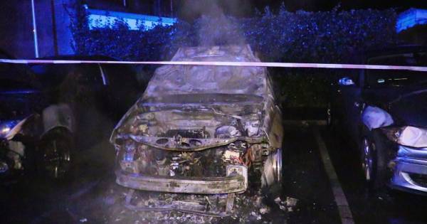 Opnieuw drie auto's in brand in Enschede, politie gaat uit van brandstichting.