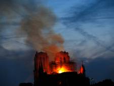 Le feu ravage toujours Notre-Dame de Paris, la flèche s'est effondrée